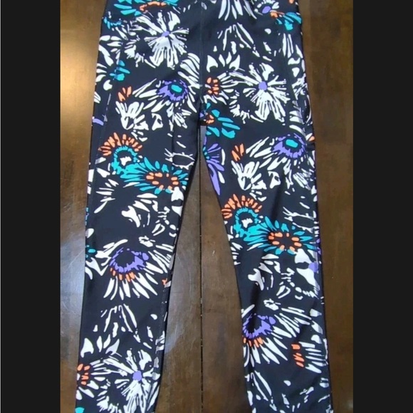 Under Armour 1365338 Women's Sz M Black/Purple Flower Printed HeatGear  Leggings - Picture 2 of 3